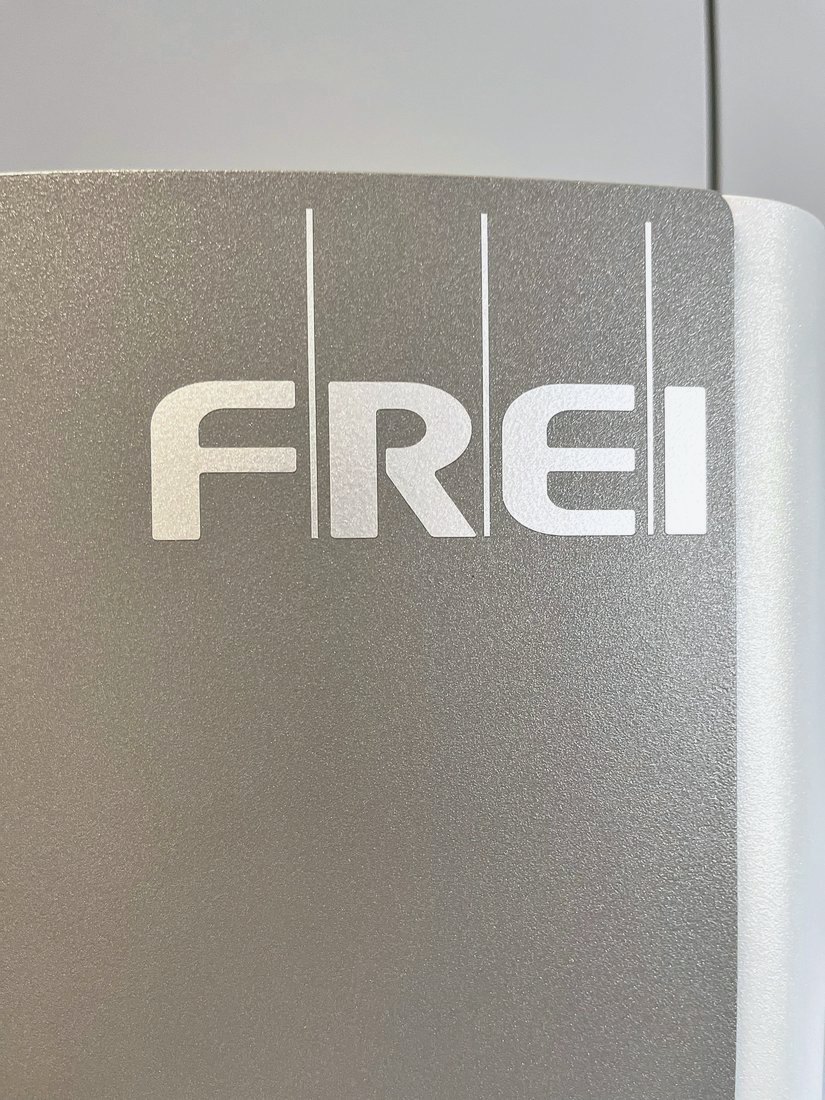 Detailaufnahme eines modernen Trainingsgeräts im Therapiezentrum Schrader