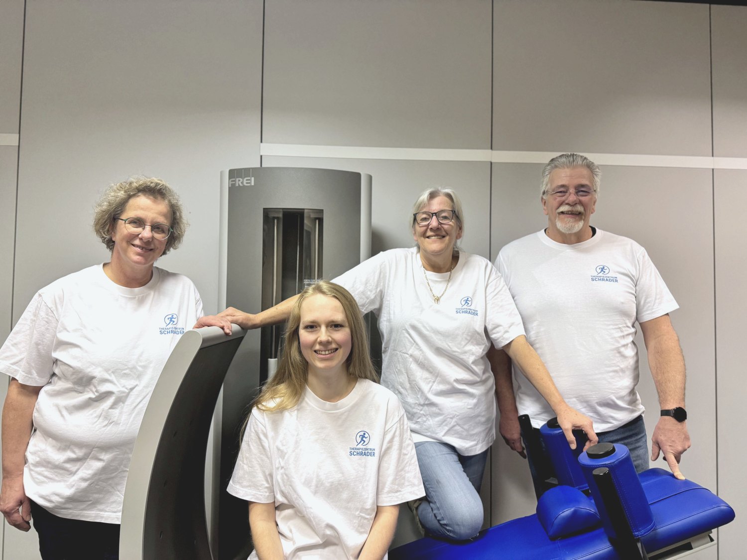 Das Team des Therapiezentrums Schrader vor den modernen Trainingsgeräten