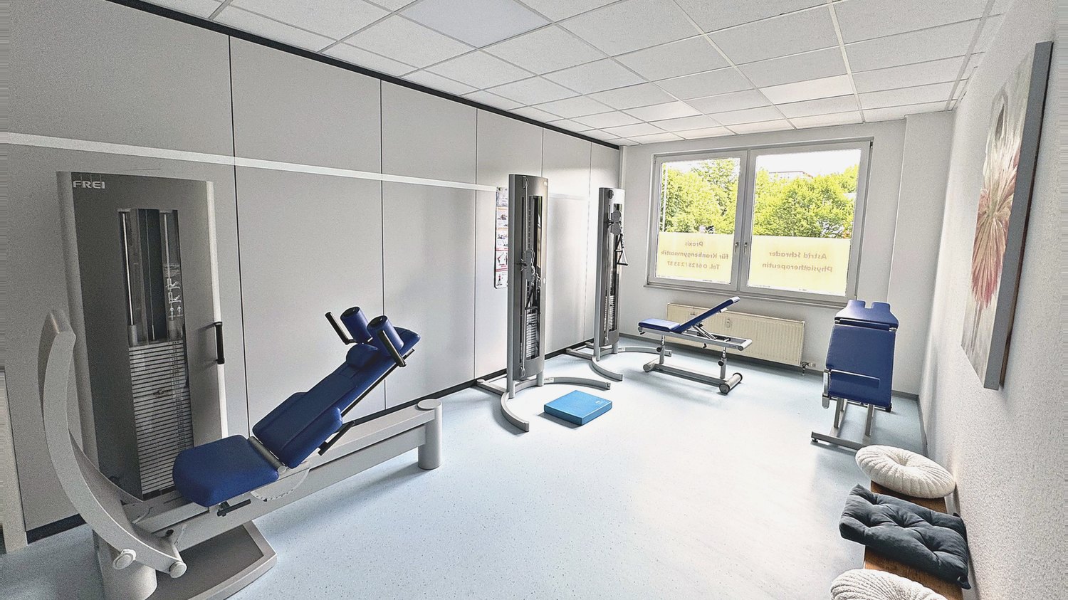 Trainingsraum mit modernen Geräten im Therapiezentrum Schrader