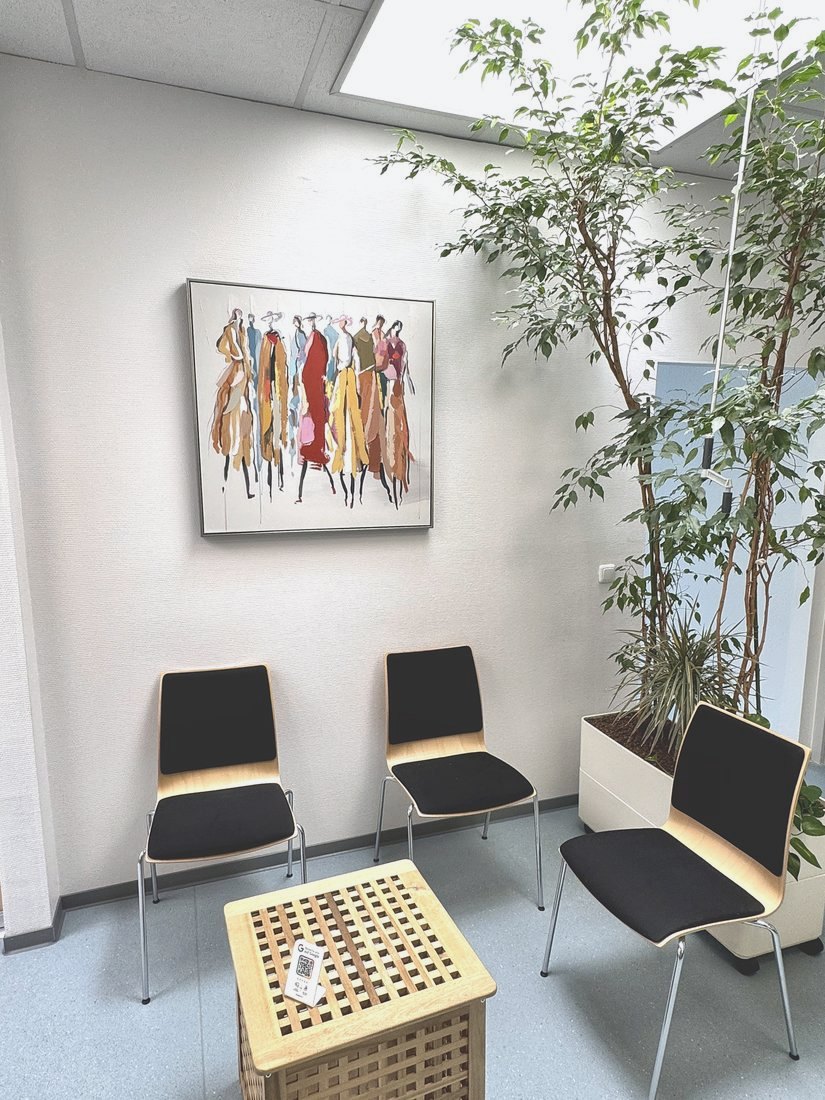 Heller, einladender Wartebereich im Therapiezentrum Schrader